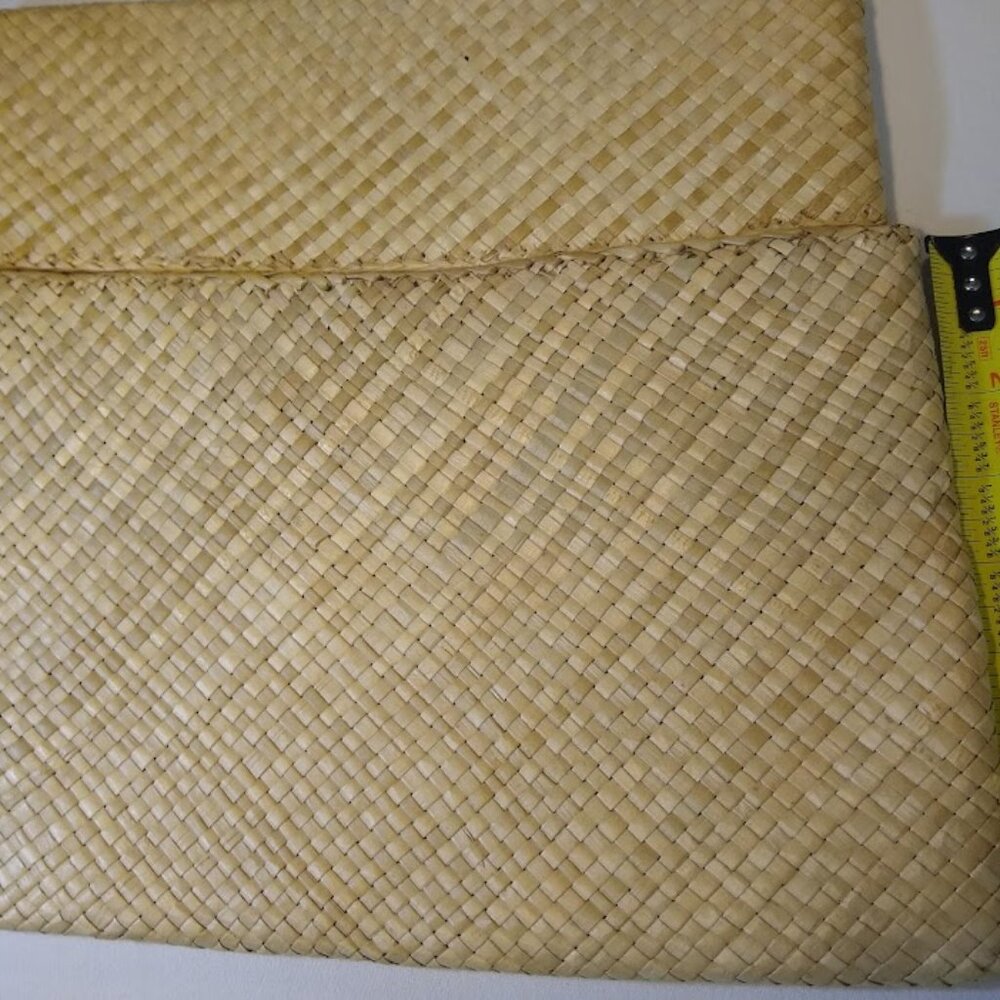 Vacation-Ready! vintage-unused woven seagrass clutch - Picture 3 of 5